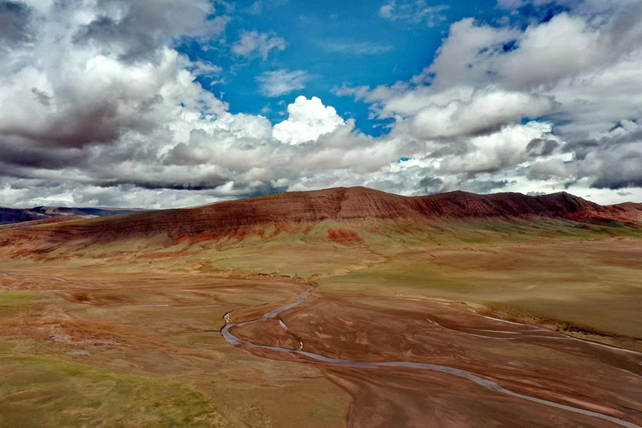 青蔵（青海-チベット）高速道路日阿尺曲一帯で見つかった赤色土壌の山脈（撮影・張永）。