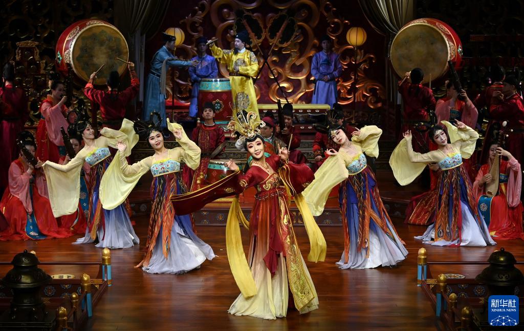 西安市にある大唐芙蓉園で撮影された大唐楽舞と東倉鼓楽が融合した革新的な舞台劇「鼓」の舞台写真。（撮影・劉瀟）