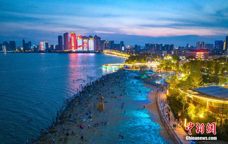夏の旅行先に最適な漢江の美しい夜景　湖北省襄陽