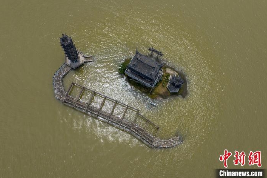 江西省九江市廬山市にある広大な鄱陽湖の中に沈んだ千年石島「落星墩」を上空から撮影した様子（撮影・馬剛）。