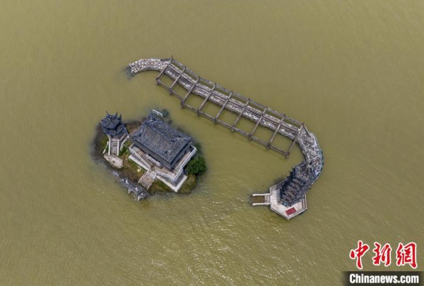 上昇続く鄱陽湖の水位で「水中の楼閣」と化した落星墩　江西省