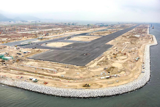 建設中の香港国際空港第3滑走路。第3滑走路の建設工事は2021年6月に完了した。 （香港国際空港の公式ウェブサイトより）