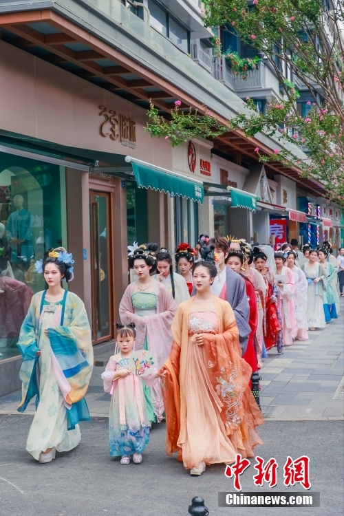 街中を漢服が行く！四川省成都市で国潮漢服パレード