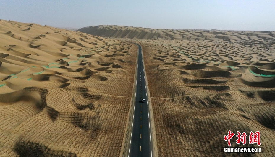 尉且砂漠道路が近く開通　上空から撮影した沿道の美景　新疆