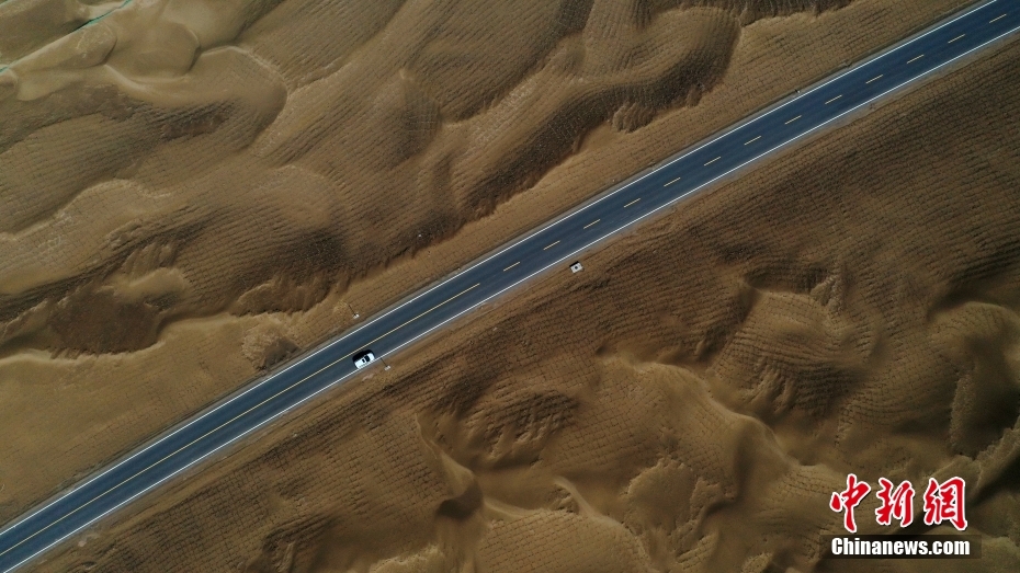 尉且砂漠道路が近く開通　上空から撮影した沿道の美景　新疆