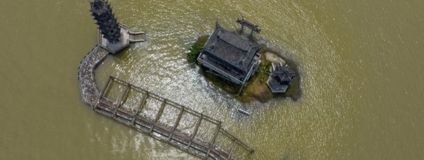 上昇続く鄱陽湖の水位で「水中の楼閣」と化した落星墩　江西省