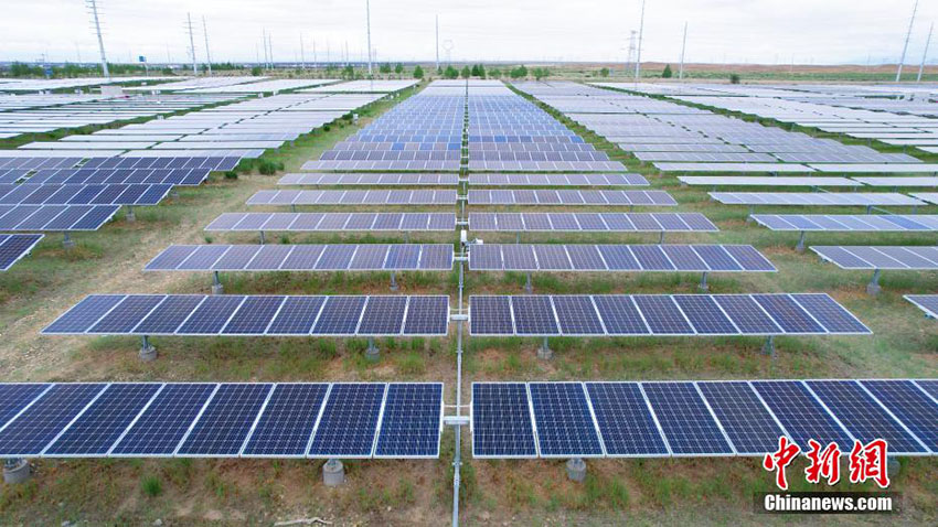 設備容量が世界最大の太陽光発電パークを空撮