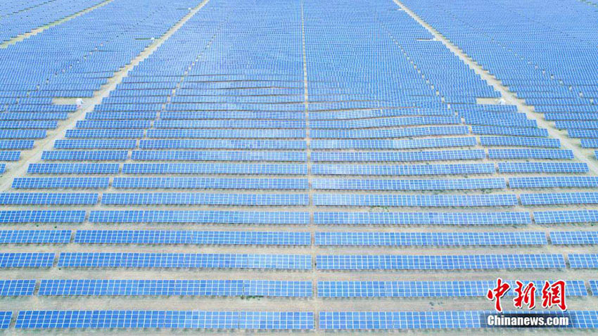 設備容量が世界最大の太陽光発電パークを空撮