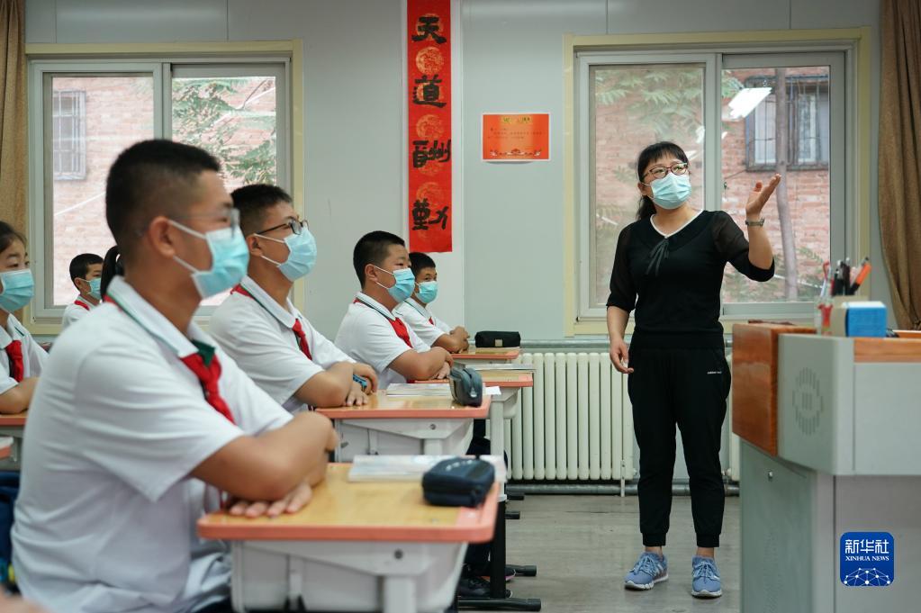 北京市平谷区第五中学で、1年3組の生徒に学校再開後最初の授業をする担任（6月27日撮影・任超）。