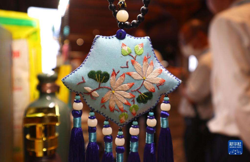 文化クリエイティブ観光グッズ展に展示された中国風巾着の「荷包」工芸品（6月27日撮影・ 徐速絵）。