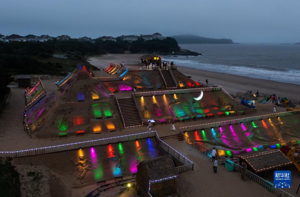 6月28日夜に撮影したライトアップされた砂の彫刻展示エリア（ドローンによる撮影・徐昱）。