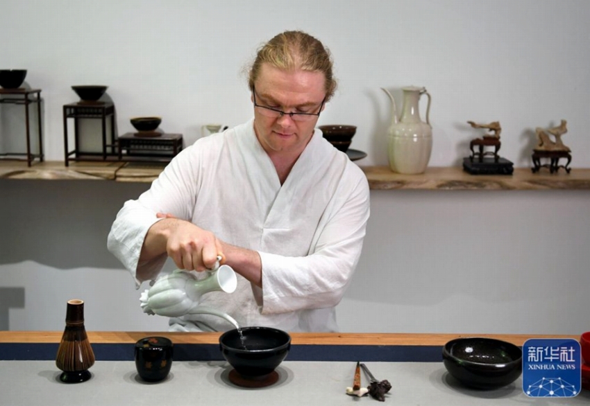 中国茶道の「点茶」を学び、中国茶文化広める英国人男性