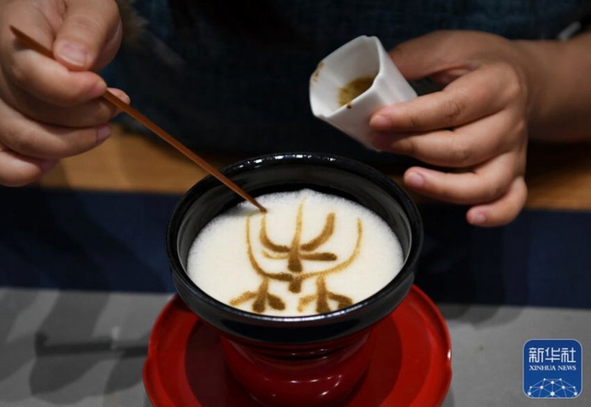 中国茶道の「点茶」を学び、中国茶文化広める英国人男性