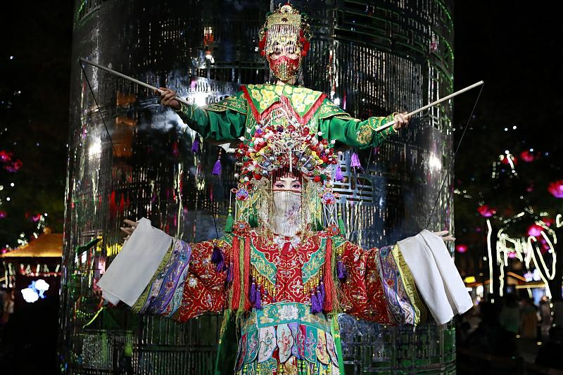 6月29日、西安大唐不夜城歩行者天国で行われた、人が操る影絵人形の無形文化遺産パフォーマンス写真著作権はCFP視覚中国が所有のため転載禁止）。