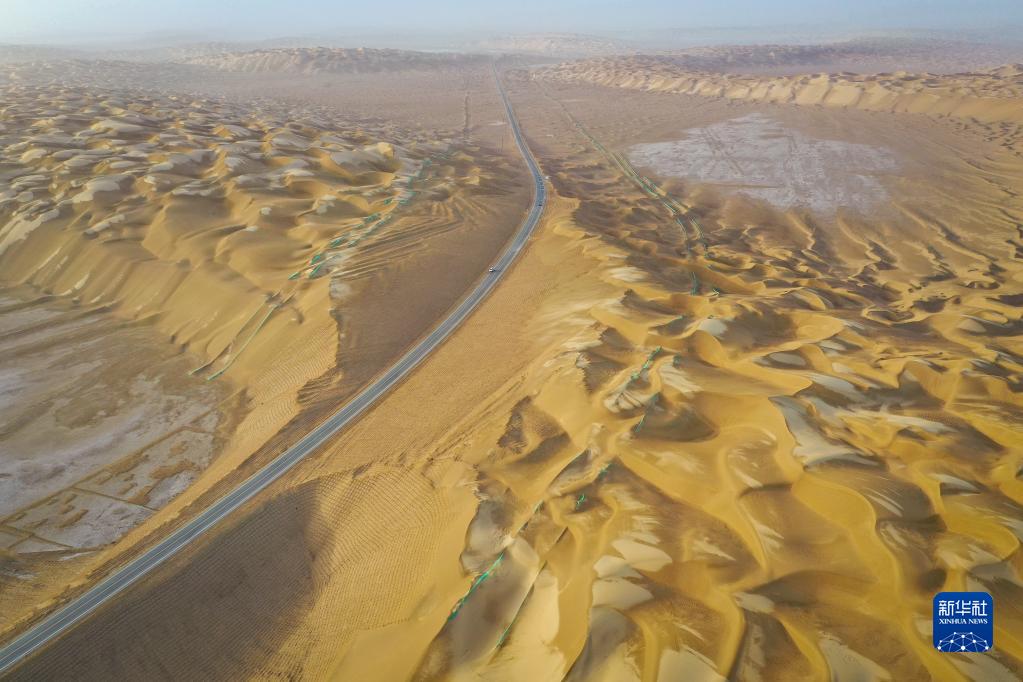 インフラ建設にまた進展　タクラマカン砂漠縦断道路3本目が30日開通