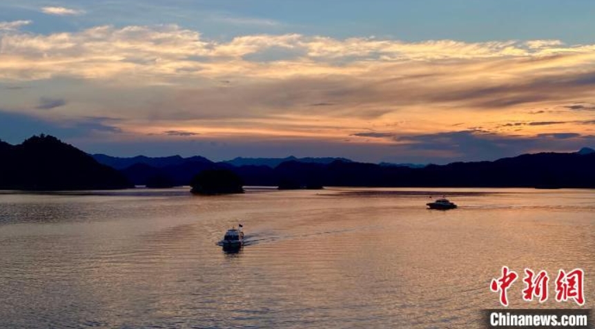 夕焼けの残照が光る美しい千島湖　浙江省杭州