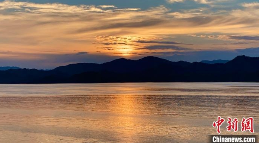 夕陽に照らされた千島湖（撮影・銭晨菲）。