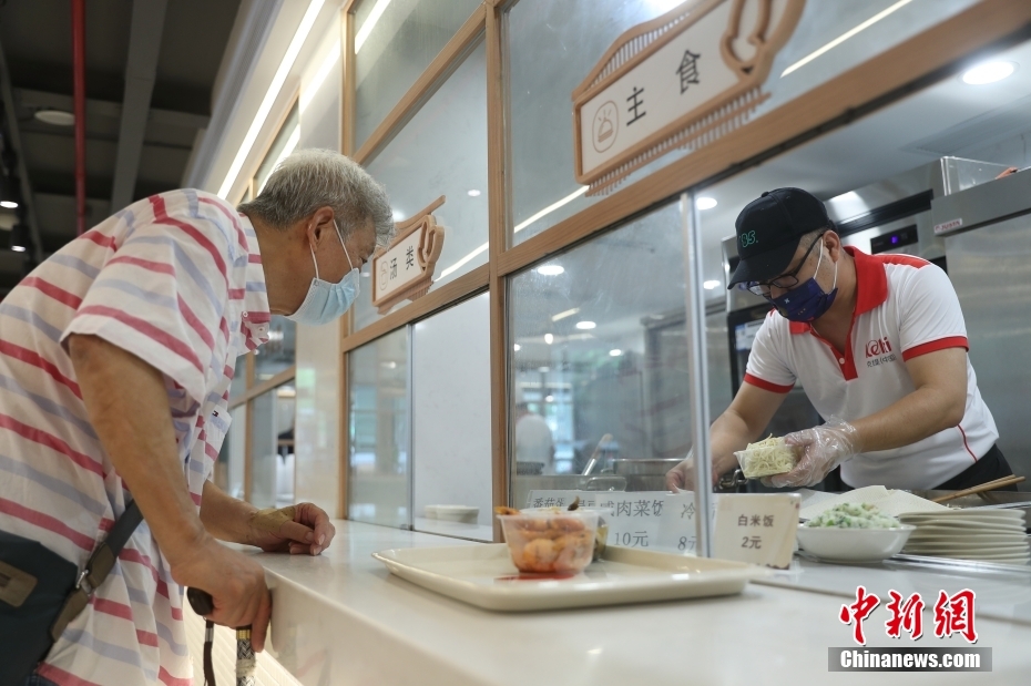 6月30日、上海市仙霞路にある社区（コミュニティ）の高齢者向け食堂で、店内での飲食提供サービスが再開（撮影・張亨偉）。