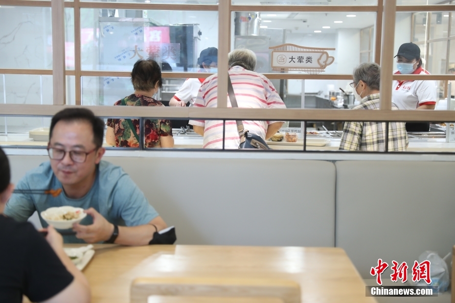 上海の高齢者向け食堂、店内での飲食再開