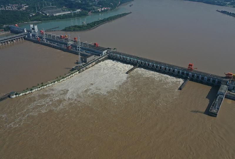 湖北省宜昌市で6月30日、葛洲ダムが2022年最初の放流を開始し、流出量は毎秒3万1200立方メートルに達した（ドローンによる撮影/写真著作権はCFP視覚中国が所有のため転載禁止）。