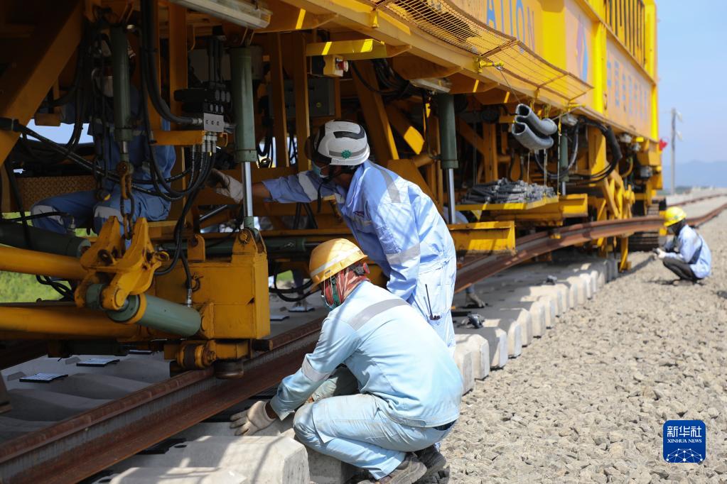 7月1日、インドネシア・バンドンで、ジャカルタ-バンドン高速鉄道の本線バラスト軌道の敷設工事現場で作業を進める作業員。（撮影・李香凝）