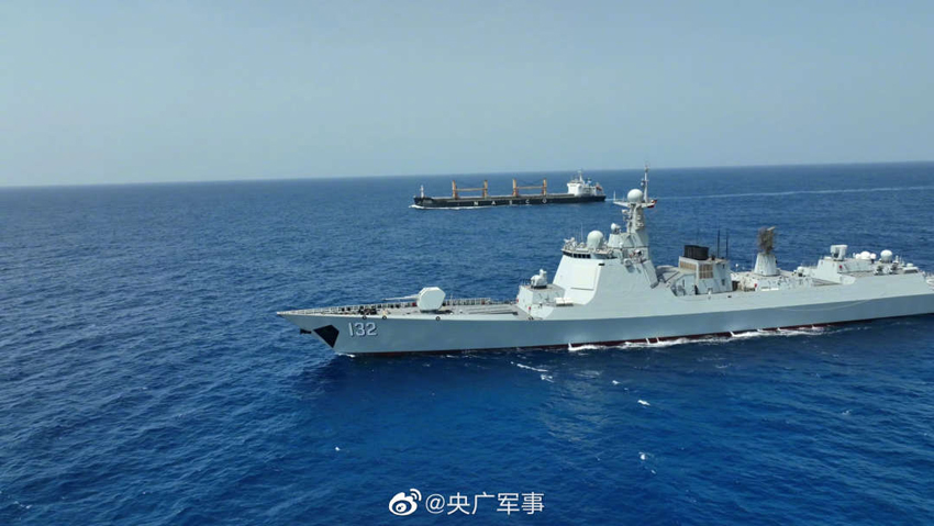 アデン湾で商船の中国人船員が中国国旗を掲げ中国海軍に感謝