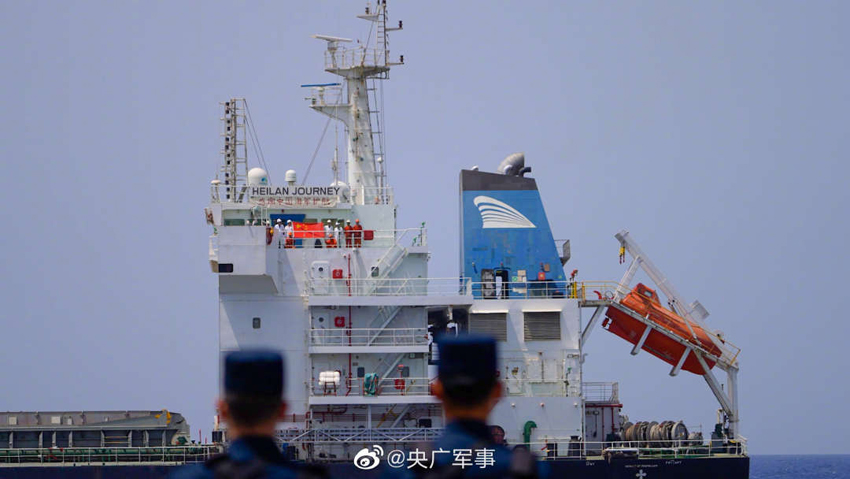 アデン湾で商船の中国人船員が中国国旗を掲げ中国海軍に感謝