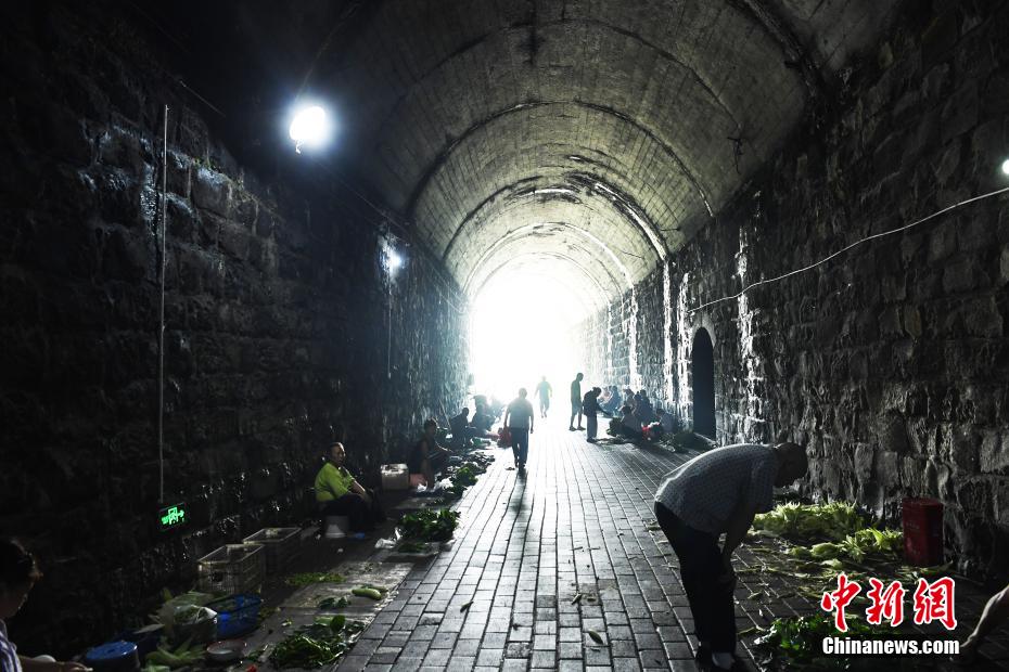 重慶沙坪壩にある鉄道トンネルが市民の便利な生鮮市場に
