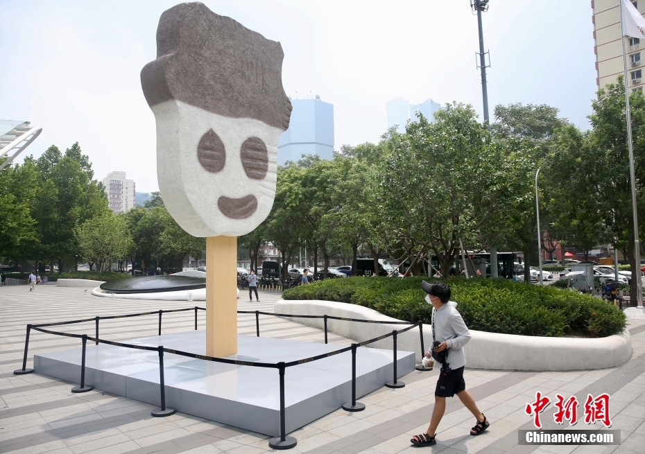 不敵な笑みを浮かべるあのアイスの巨大オブジェが北京の街中に！