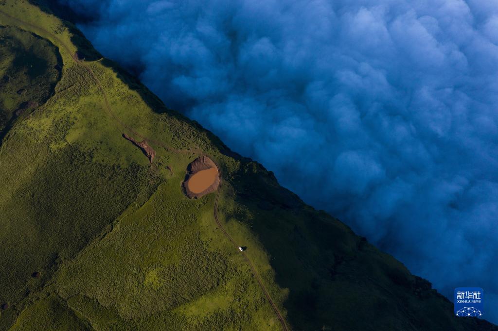 7月7日、竜頭山の頂上から撮影された日の出時の雲海（ドローンによる撮影・江宏景）。