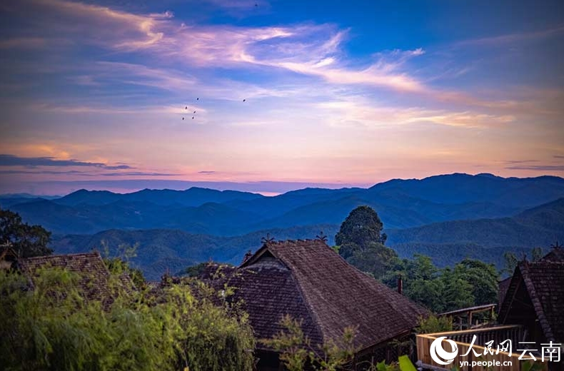 夕陽に照らされた景邁山と美しい「千年布朗古寨」　雲南省