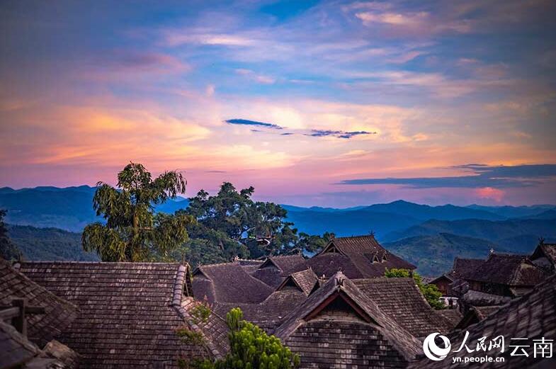 夕陽に照らされた景邁山と美しい「千年布朗古寨」　雲南省