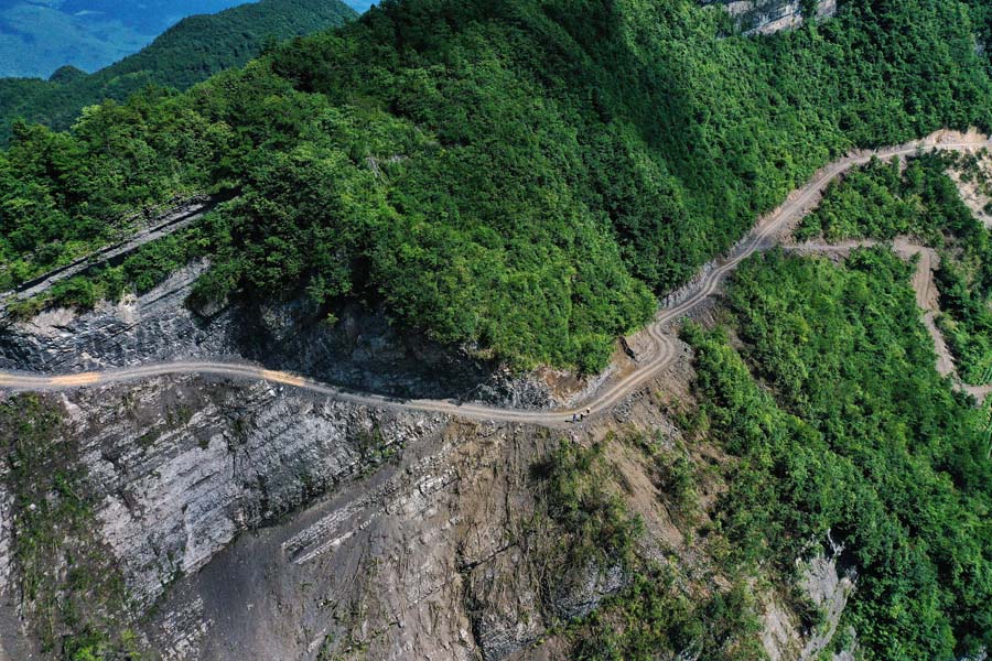 断崖に作られた「崖の上の穀物道路」　重慶市黔江