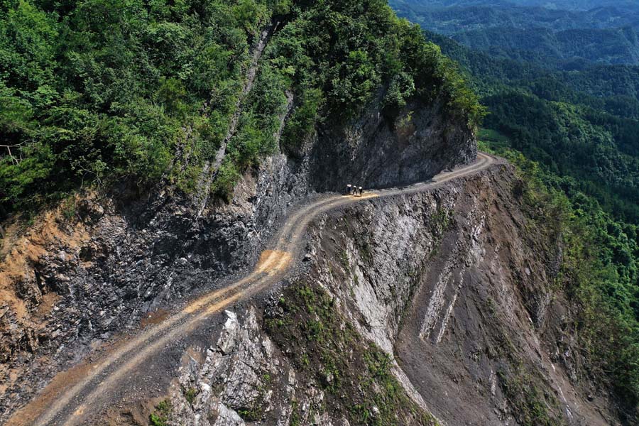 断崖に作られた「崖の上の穀物道路」　重慶市黔江