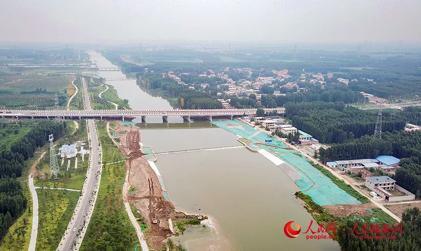 雄安新区スタート区を囲う堤防の主体工事がほぼ完成　河北省