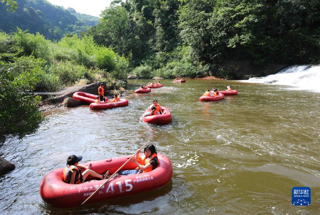 7月11日、赤水市両河口鎮の香渓河でラフティングを楽しむ観光客（撮影・王長育）。