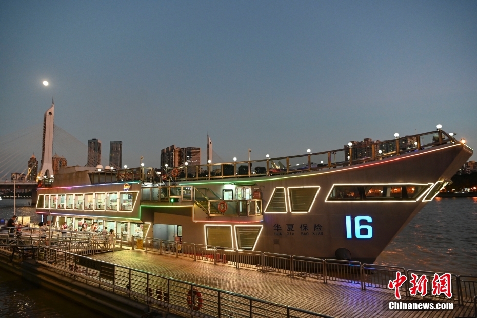 7月12日夜、川岸に停泊する遊覧船「藍海豚16号」（撮影・陳驥旻）。