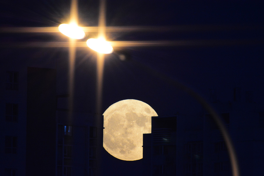 今年の一番大きく明るい満月「スーパームーン」、中国各地で観測