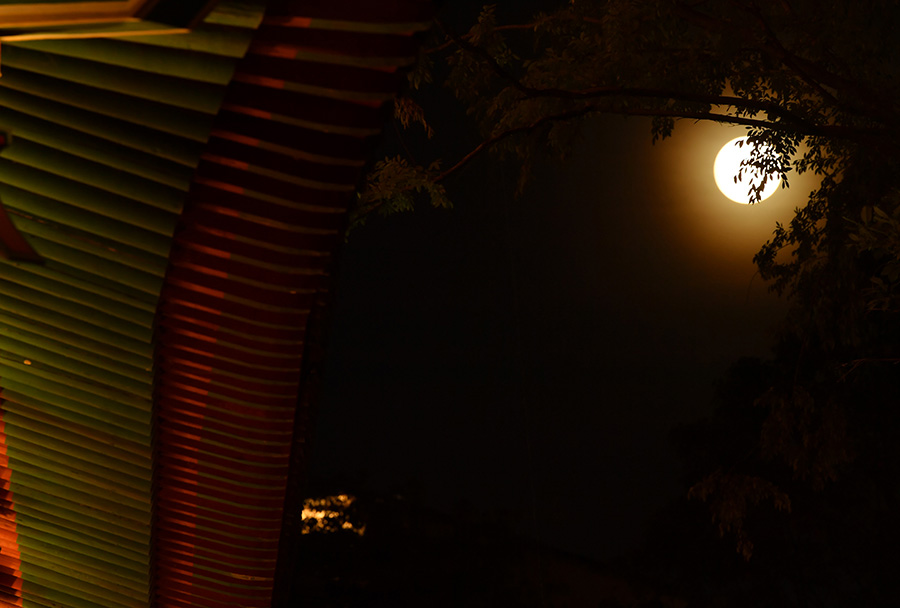 今年の一番大きく明るい満月「スーパームーン」、中国各地で観測
