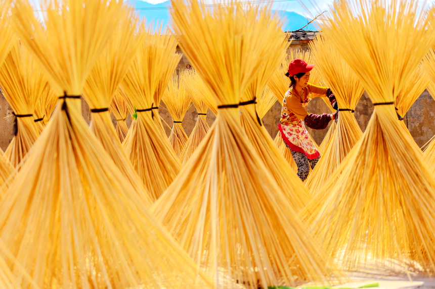 竹細工を乾燥させる作業を行う元貧困層の農民（撮影・呉志貴）