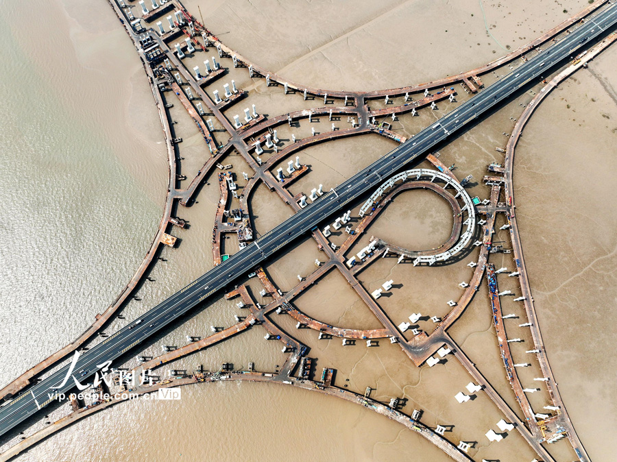 アジア最大の海上インターチェンジでランプ橋梁の架設始まる　浙江省寧波