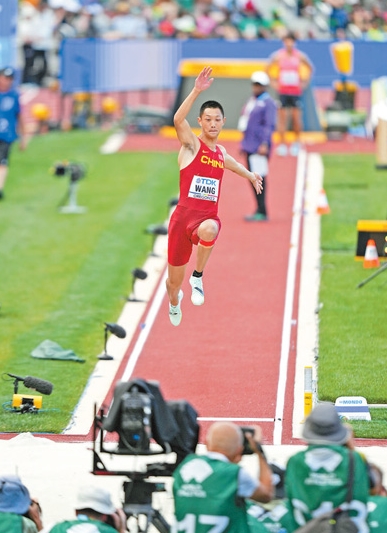 世界陸上男子走幅跳で中国の王嘉男選手が金　アジア人として初