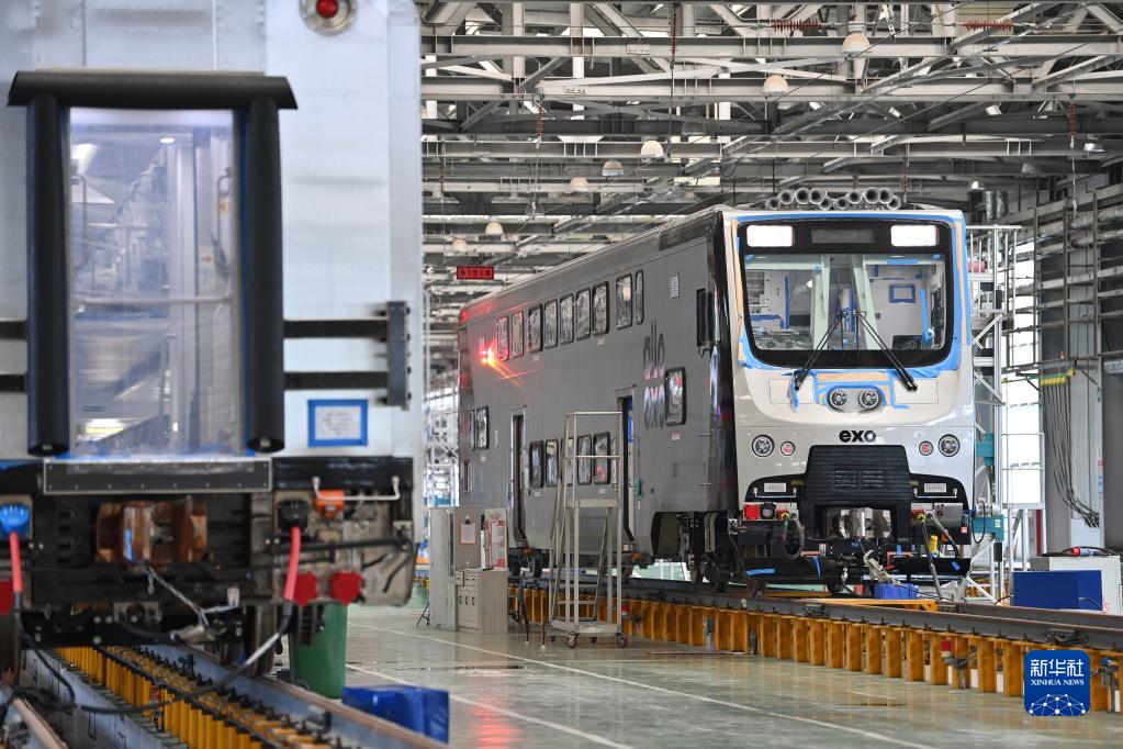 天津中車唐車軌道車輛有限公司で、北米に輸出される都市間鉄道車両（7月14日撮影・李然）。