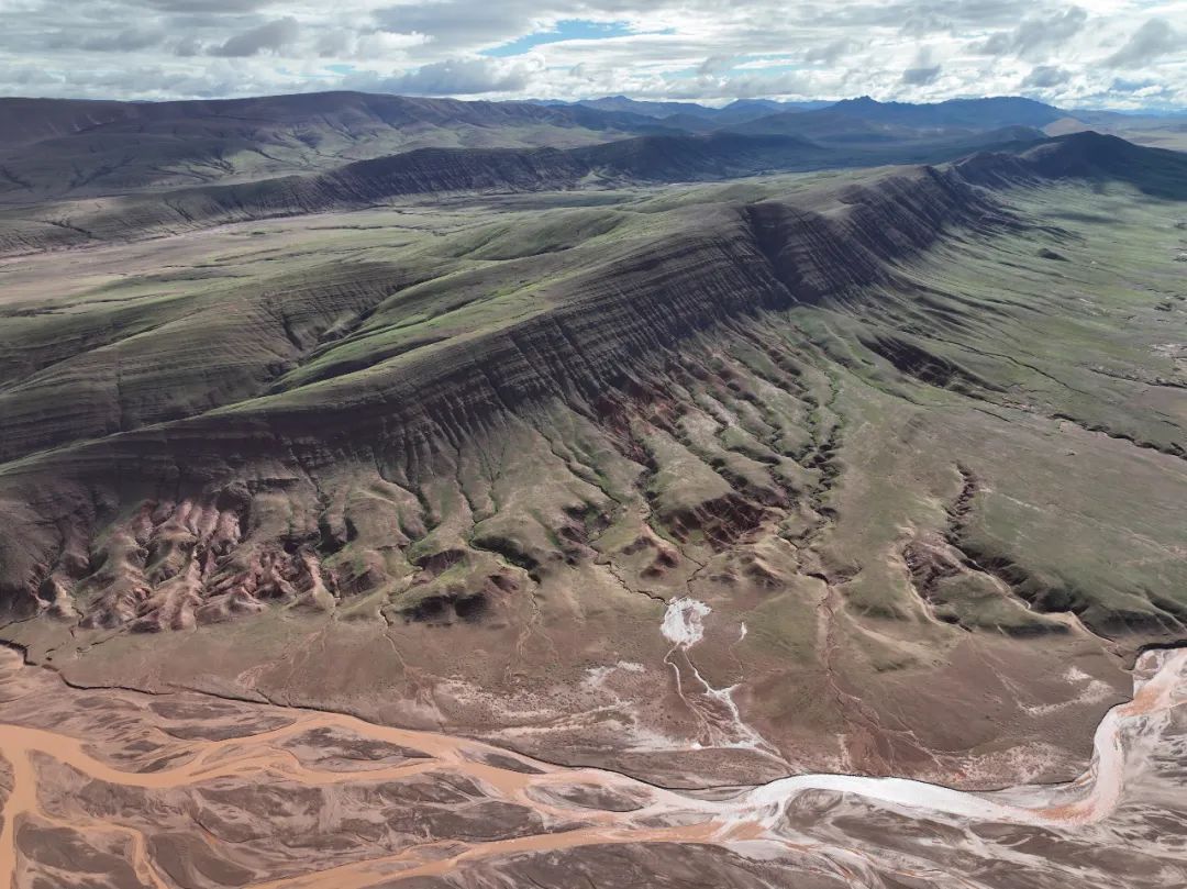 中国の科学調査隊、フフシルで珍しい「赤い山脈」を発見