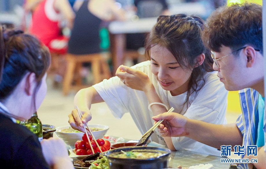 河南省安陽市聶村の屋台で売られている地方色豊かなグルメが、夏の夜に市民が外食する際の選択肢トップになっている（撮影・李中華)。