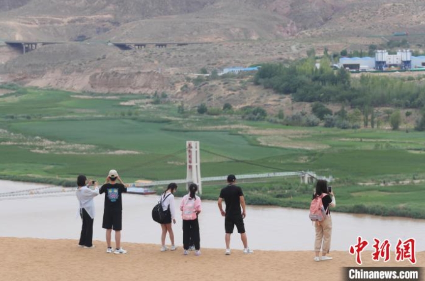 夏の観光シーズンが到来した寧夏沙坡頭