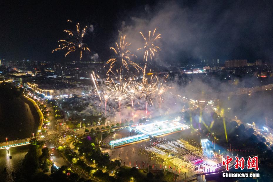 蓮花観光文化フェスの開幕祝う華麗な夏の花火ショー　江西省広昌