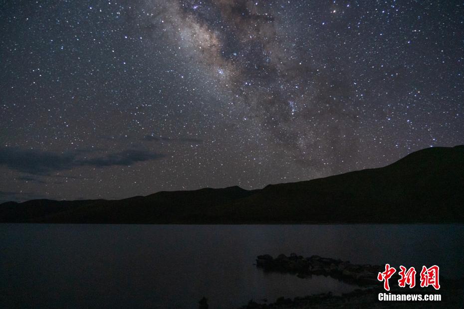 美しく壮大な「羊湖銀河」の光景　チベット