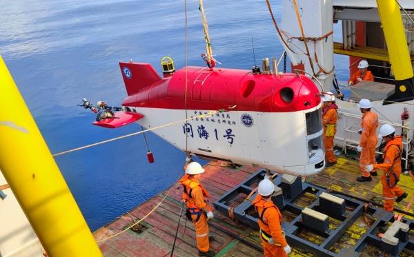 6000メートル級自律型・遠隔制御水中ロボット「問海1号」が引き渡し