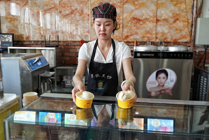7月20日、「大豆アイスクリーム」の製造・販売をアルバイトで行う学生（写真著作権はCFP視覚中国が所有のため転載禁止）。